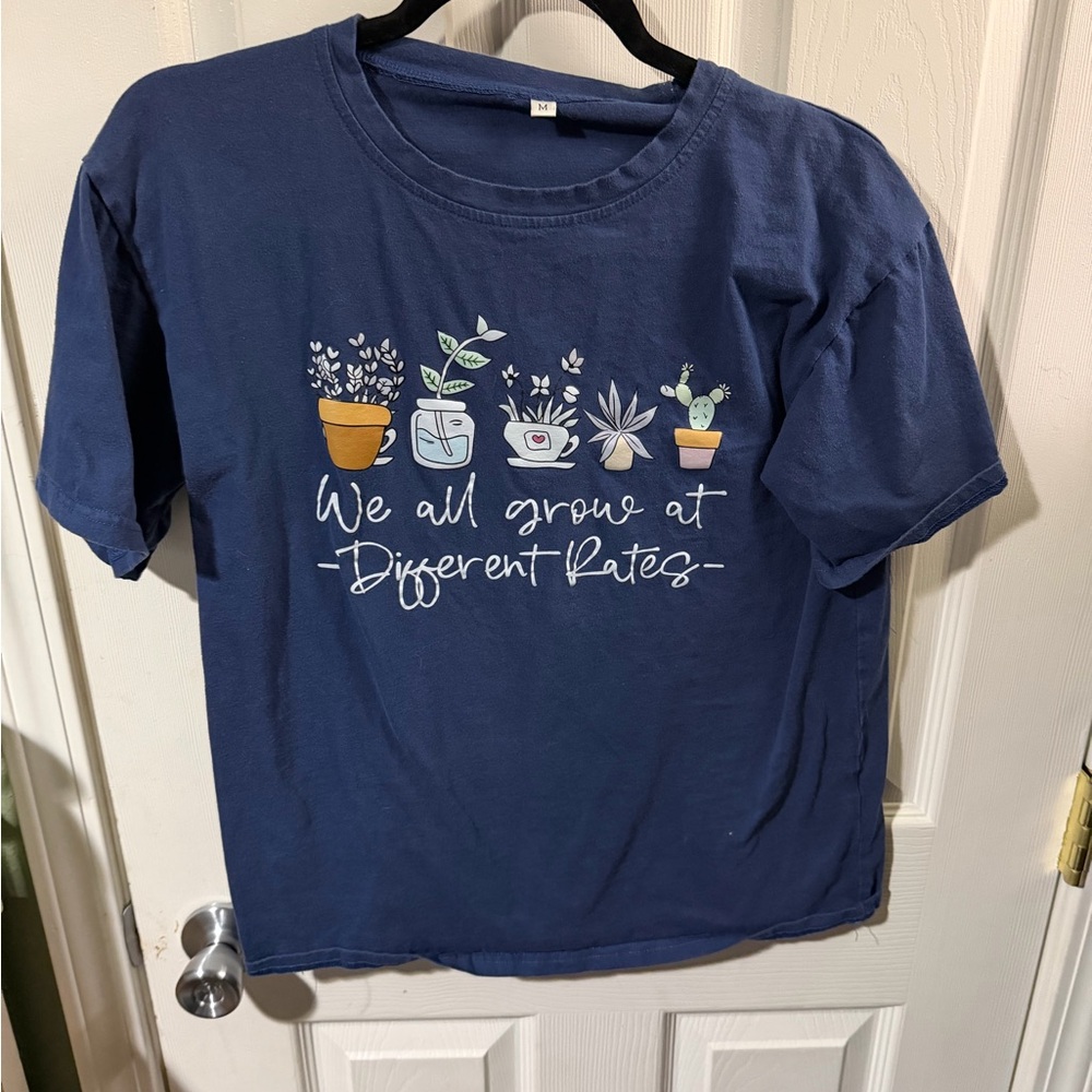 ❣️❄️Navy Blue Graphic Tee with Plant Design